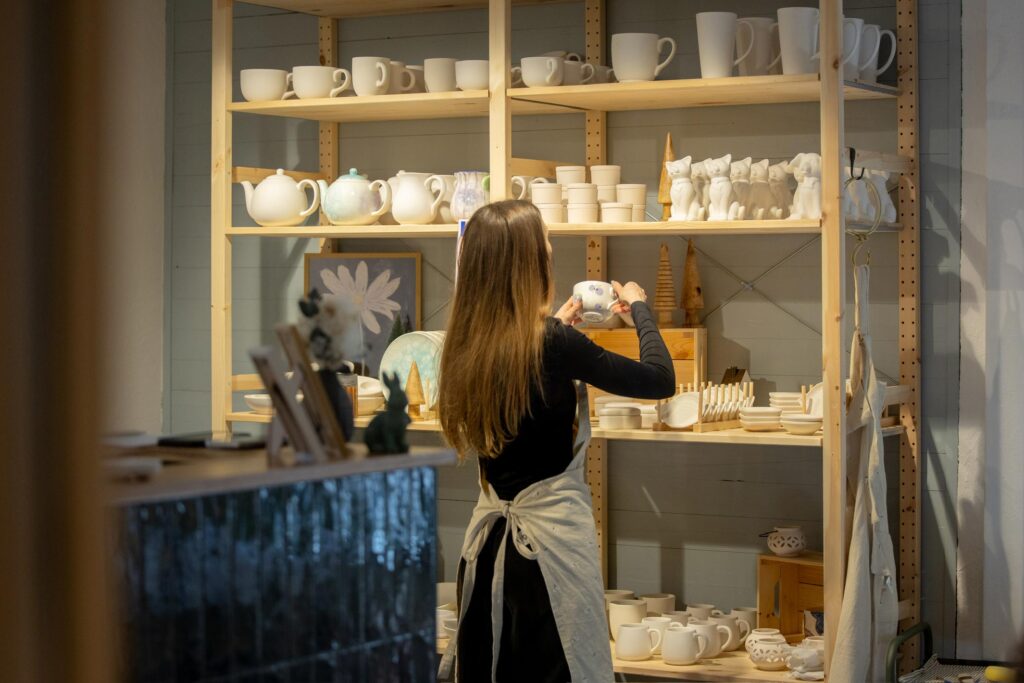 Eine Frau wählt ihre Rohkeramik